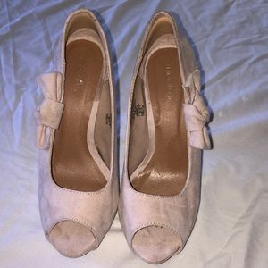 Xhilaration 4-4.5” open toe cream suede heels